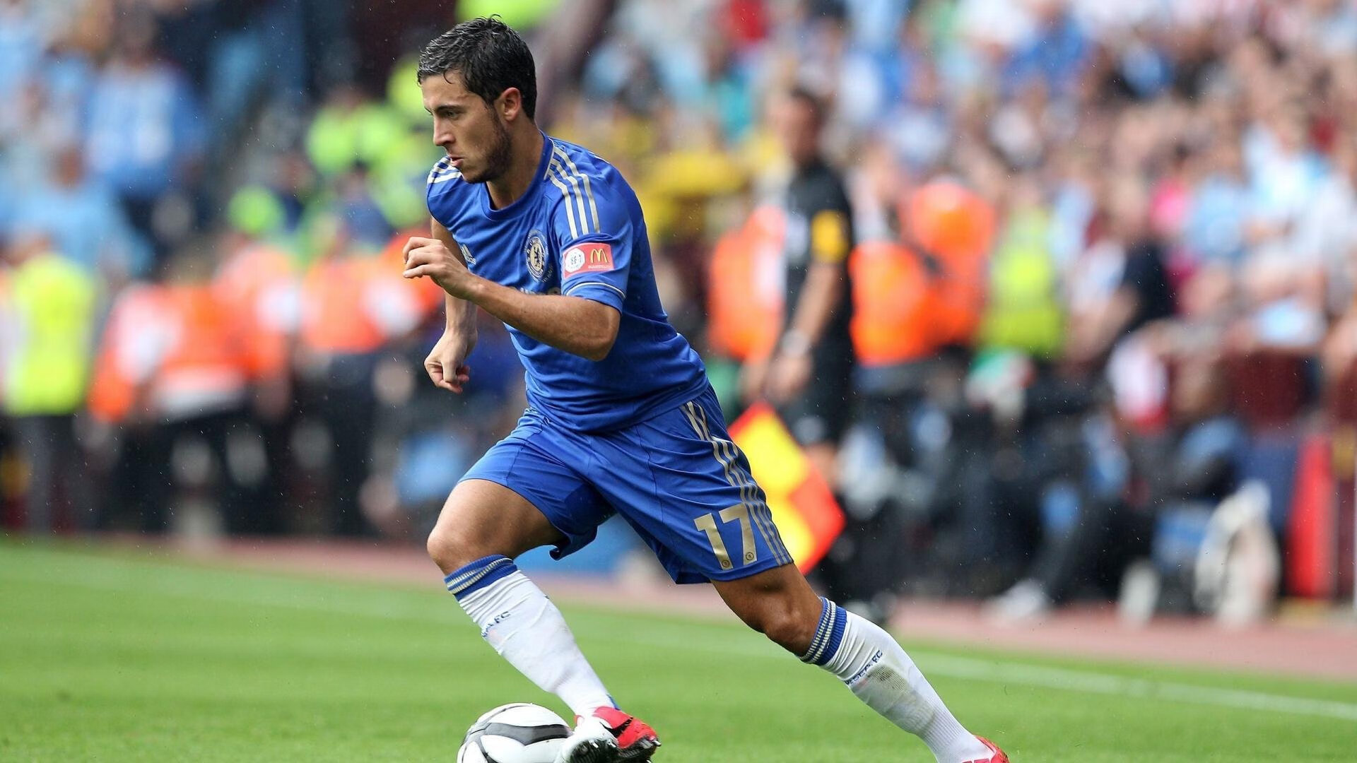 “激烈追逐：车队之间的巅峰对决”，激烈的追逐英语